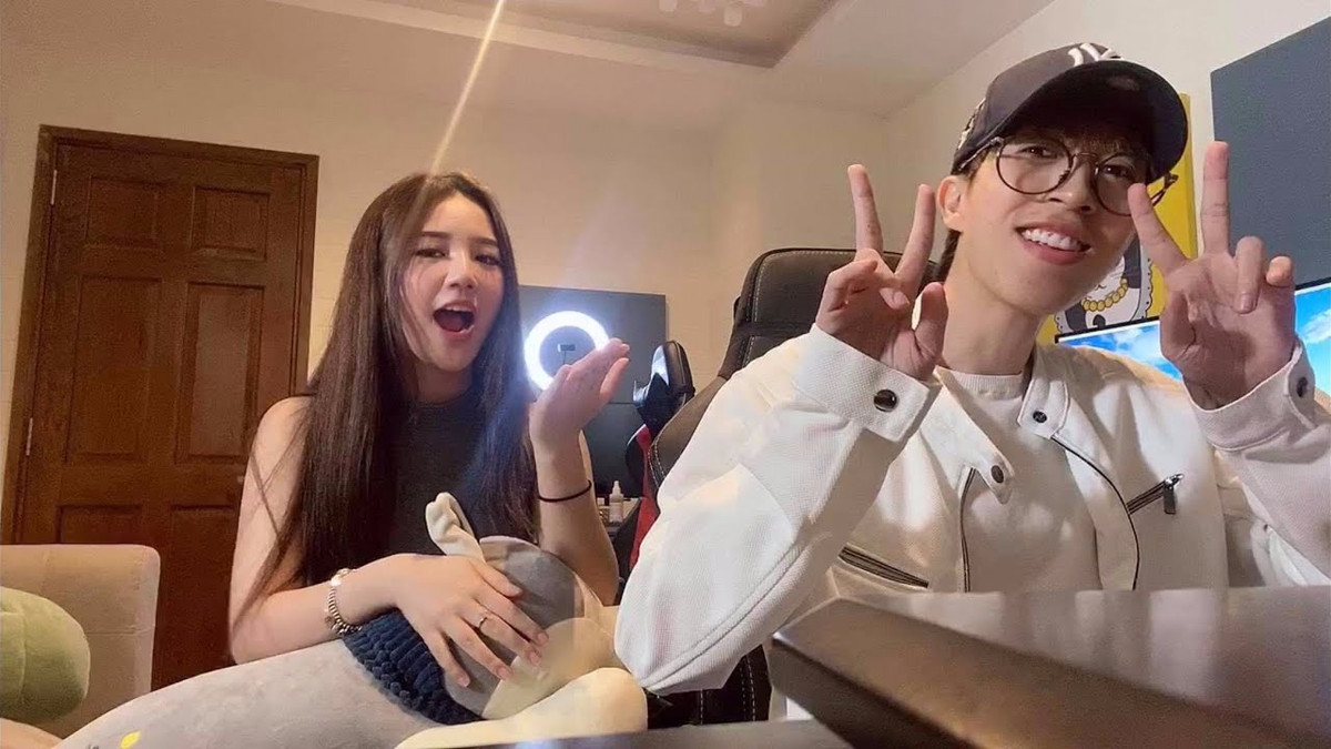 Nam streamer từng dành nhiều học bổng âm nhạc tại nước ngoài, tốt nghiệp khóa đào tạo âm nhạc do Công ty giải trí SM TOWN tổ chức và giành vô số giải thưởng trong các cuộc thi âm nhạc trong và ngoài nước,...