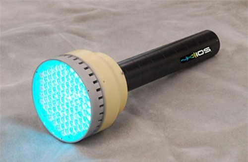 Đèn pin ''vô hiệu hóa'' là phát minh của các nhà khoa học tại Intelligent Optical Systems, California, tưởng chừng nhỏ bé nhưng lại là thứ vũ khí cực lợi hại trong quân đội. Thiết bị này có thể xác định khoảng cách đến mắt của mục tiêu để điều chỉnh năng lượng ánh sáng đến một cấp độ không gây tổn thương vĩnh viễn.