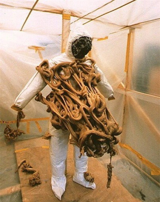 Nghe thì có vẻ vô lý nhưng đạn bọt trói người từng được sử dụng như một vũ khí tấn công tại các chiến dịch đặc biệt. Khi được ném vào phía đối phương, loại ''đạn'' này tung ra một lượng lớn chất hóa học, nhanh chóng phình to và khô cứng, khiến đối phương không thể cử động.