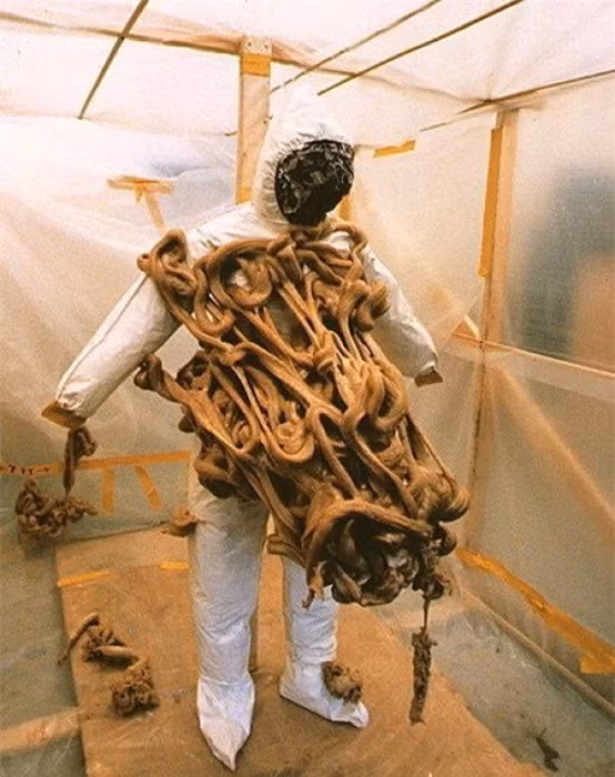 Nghe thì có vẻ vô lý nhưng đạn bọt trói người từng được sử dụng như một vũ khí tấn công tại các chiến dịch đặc biệt. Khi được ném vào phía đối phương, loại ''đạn'' này tung ra một lượng lớn chất hóa học, nhanh chóng phình to và khô cứng, khiến đối phương không thể cử động.