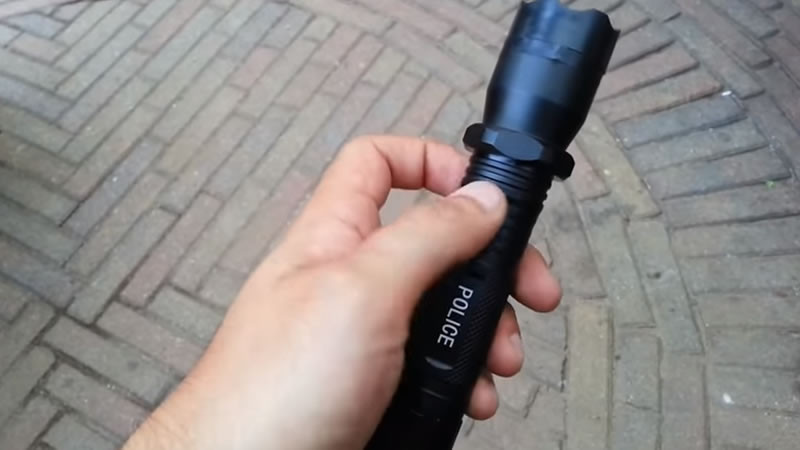 Hiệu ứng ánh sáng nhiều màu sắc này sẽ khiến mục tiêu cảm thấy choáng váng và buồn nôn, dễ dàng bị tiếp cận mà vẫn không nguy hiểm đến tính mạng.