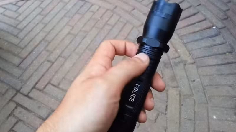 Hiệu ứng ánh sáng nhiều màu sắc này sẽ khiến mục tiêu cảm thấy choáng váng và buồn nôn, dễ dàng bị tiếp cận mà vẫn không nguy hiểm đến tính mạng.