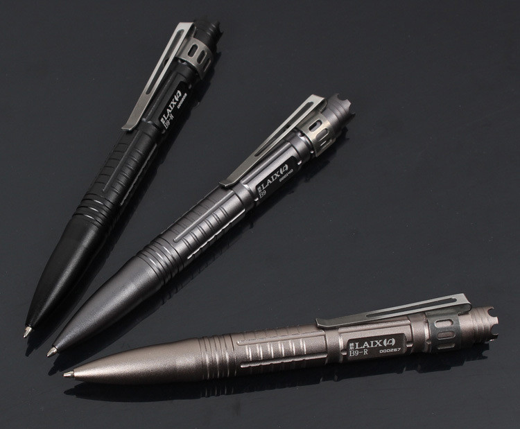 Bút chiến thuật có thể gây ra những vết thương nghiêm trọng, bởi chúng cứng, nhọn có thể làm rách da, gẫy xương hay tổn hại các dây thần kinh. Thậm chí nó có thể gây ra thương tật vĩnh viễn cho mục tiêu. Nó không phải vũ khí không sát thương lý tưởng.