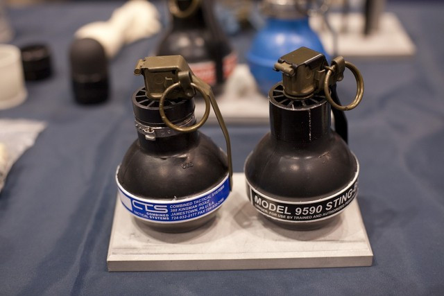 Lựu đạn cao su Stingball là loại vũ khí phi sát thương hiệu quả trong trường hợp bạo loạn xảy ra trong các nhà tù hoặc giải tán những đám đông quá kích. Khi quả lựu đạn nổ, nó sẽ giải phóng rất nhiều viên bi cao su ra các phía.