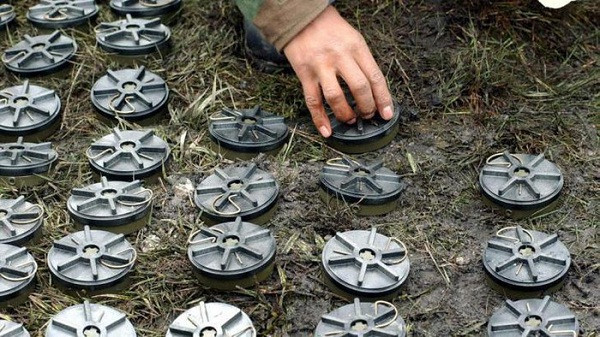 Người Trung Quốc là những chuyên gia về chất nổ và cũng là nhà phát minh ra mìn mà con người vẫn sử dụng đến ngày nay. Những thiết bị đầu tiên xuất hiện vào khoảng thế kỷ 13 và được dùng để chống lại người Mông Cổ.