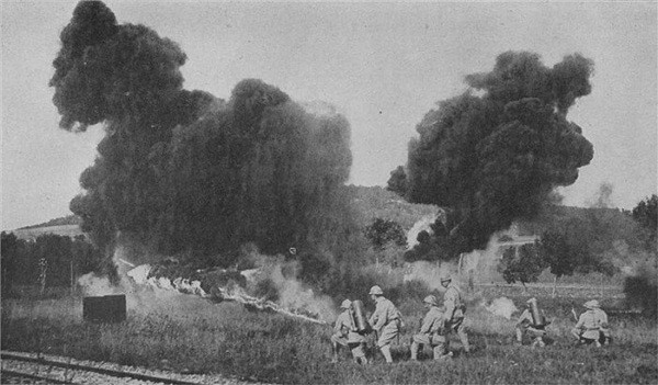 Thời cổ đại, con người đã biết dùng đến khí độc, hay vũ khí sinh học để tiêu diệt đối phương trong các cuộc chiến tranh. Vũ khí hóa học ''chính thức'' được sử dụng lần đầu tiên bởi người Ba Tư vào năm 256, với nguyên vật liệu là hỗn hợp độc hại của nhựa đường và lưu huỳnh.