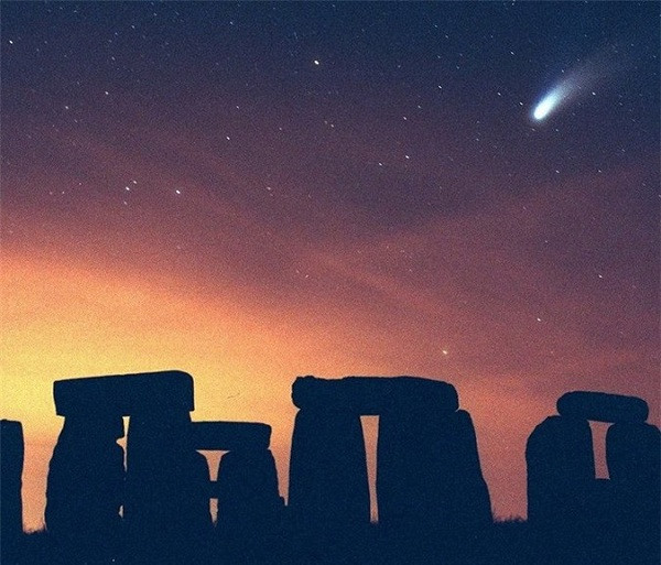 Sao chổi Hale-Bop quay quanh mặt trời vào năm 1997 trở thành một trong những hiện tượng thiên nhiên siêu hiếm gặp bởi nó là sao chổi sáng nhất trong lịch sử.