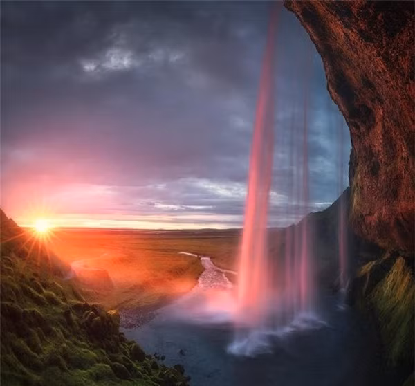 Trong những tháng mùa hè ở Iceland, mặt trời vẫn có thể nhìn thấy vào nửa đêm theo giờ địa phương và chúng ta có thể chiêm ngưỡng hoàng hôn vào lúc 1h30 đêm.