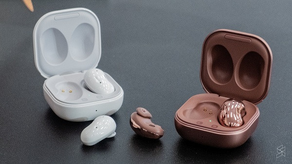 Để đạt được kiểu thiết kế này, Samsung cho biết họ phải bố trí các bộ phận bên trong theo chiều ngang thay vì chiều dọc. Chúng được thiết kế để thích ứng với hình dạng của tai mặc dù không có đầu cao su.