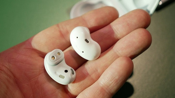 Ngoài phiên bản trắng và đen truyền thống, trong lần ra mắt này, Galaxy Buds Live còn xuất hiện với phiên bản màu nâu đồng độc đáo, sang chảnh.