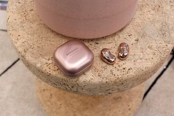 Trong buổi livestream, phía Samsung cũng đã trình diễn khả năng chia sẻ âm thanh từ một chiếc Galaxy Note 20 ra 2 chiếc Buds Live khác nhau.