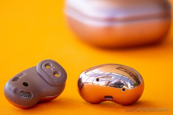 Samsung trang bị cho tai nghe bộ phận Voice Pickup Unit giúp mọi người nghe rõ hơn khi thực hiện cuộc gọi bằng chồi cũng như cho phép khởi động Bixby bằng giọng nói. Micrô cho phép loại bỏ tiếng ồn chủ động (ANC) nhưng âm thanh đột ngột vẫn sẽ lọt qua - ý đồ của Samsung giúp người dùng biết vẫn để ý được môi trường xung quanh trong lúc nghe nhạc.