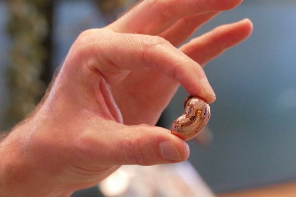 Theo đánh giá ban đầu, đây không phải là cặp tai nghe lý tưởng cho thể dục thể thao, vì chỉ có chuẩn kháng nước thấp IPX2.