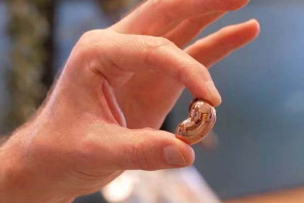 Theo đánh giá ban đầu, đây không phải là cặp tai nghe lý tưởng cho thể dục thể thao, vì chỉ có chuẩn kháng nước thấp IPX2.