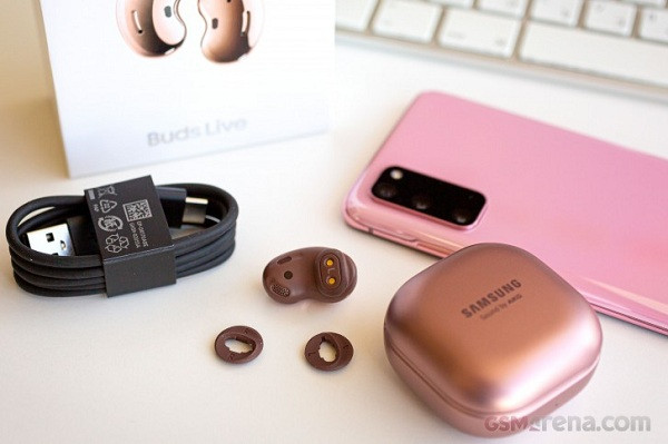Tuy vẫn giữ nguyên kiểu lật vỏ sò nhưng hộp sạc Buds Live lần này lại mang hình dáng như hộp phấn trang điểm của các chị em thay vì kiểu viên thuốc, kích cỡ nhỏ gọn nằm lọt trong lòng bàn tay.