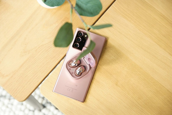 Về thiết kế, Galaxy Buds Live đã có một cú "lột xác" không tưởng so với người tiền nhiệm với kiểu dáng hình hạt đậu, không còn thiết kế nổi lên quá nhiều ở tai. Thay đổi lớn giữa 2 đời tai nghe không dây của Samsung chính là chuyển từ dạng in-ear sang ear-bud.