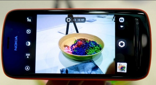Mặc dù vẫn không thể bằng một ống kính tele thực sự, Nokia 808 PureView vẫn là một trong những ''ông lớn'' trong nhiếp ảnh di động với các tiêu chuẩn năm 2012.