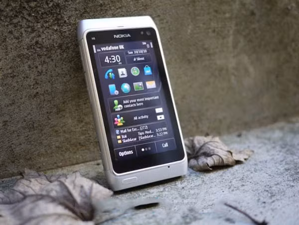 Năm 2010 chứng kiến sự ra mắt của Nokia N8, một chiếc điện thoại đặt tầm quan trọng của kích thước cảm biến hơn so với việc nhồi nhét nhiều pixel. Có thể cho rằng đây là một trong những điện thoại quan trọng nhất trong việc nhiếp ảnh có khả năng chụp những bức ảnh đáng kinh ngạc bất kể môi trường ánh sáng.