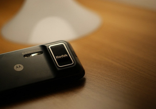 Motorola Zine ZN5 thì chso thấy cơ chế camera thay đổi khẩu độ, có thể chuyển đổi giữa f / 2.8 cho ánh sáng yếu và chuyển sang f / 5.6 để chụp ảnh ánh sáng ban ngày sắc nét. Tuy nhiên, với sự độc đáo trong thiết kế và hệ điều hành Symbian, Nokia là người chiến thắng với N86.