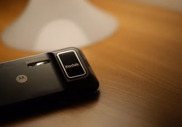 Motorola Zine ZN5 thì chso thấy cơ chế camera thay đổi khẩu độ, có thể chuyển đổi giữa f / 2.8 cho ánh sáng yếu và chuyển sang f / 5.6 để chụp ảnh ánh sáng ban ngày sắc nét. Tuy nhiên, với sự độc đáo trong thiết kế và hệ điều hành Symbian, Nokia là người chiến thắng với N86.