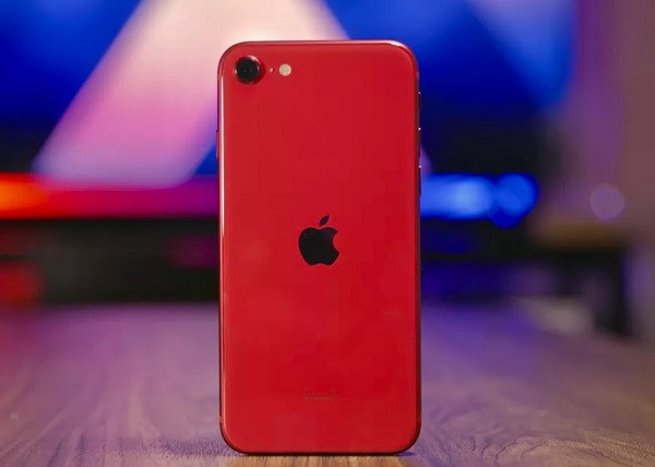 Theo một nghiên cứu từ Motherboard, iPhone được tạo nên từ nhiều kim loại khác nhau bao gồm titan, sắt, vàng và một lượng lớn nhôm dùng để làm vỏ máy. Trong đó, nhôm chiếm khoảng 24% khối lượng của iPhone, tiếp theo là sắt với khoảng 14%, đồng chiếm 6% và coban chiếm 5% khối lượng của điện thoại.