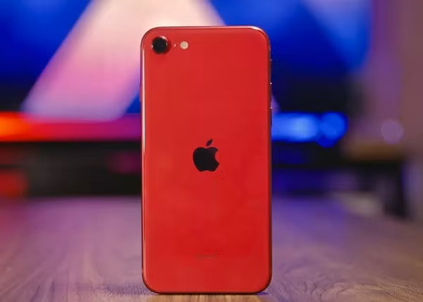 Theo một nghiên cứu từ Motherboard, iPhone được tạo nên từ nhiều kim loại khác nhau bao gồm titan, sắt, vàng và một lượng lớn nhôm dùng để làm vỏ máy. Trong đó, nhôm chiếm khoảng 24% khối lượng của iPhone, tiếp theo là sắt với khoảng 14%, đồng chiếm 6% và coban chiếm 5% khối lượng của điện thoại.