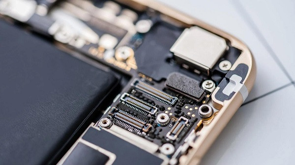 Ngoài các nguyên liệu kể trên, một số loại đất hiếm như yttrium và europium được cho là đóng vai trò cực kỳ quan trọng trong việc cấu thành nên iPhone.