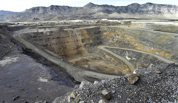 Tuy nhiên, việc khai thác những nguyên liệu này có thể gây ra sự kết hợp giữa các vật liệu phóng xạ và các chất gây ung thư, xâm nhập vào nguồn nước, đất và ảnh hưởng nghiêm trọng tới môi trường. Bên cạnh đó, thợ mỏ cũng bị ảnh hưởng nghiêm trọng về sức khỏe, dễ mắc phải ung thư và nhiều bệnh khác.