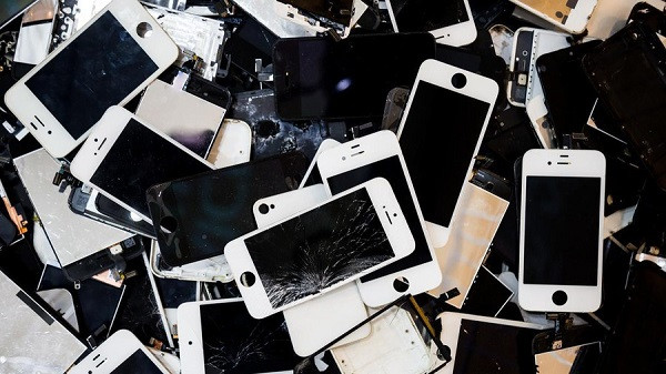 Vài tháng qua, Uỷ ban Năng lượng và Thiên nhiên tái tạo của Quốc hội Mỹ đã tổ chức nhiều phiên thảo luận về các vấn đề luật liên quan tới các nguyên liệu hiếm, bao gồm cả việc hợp tác với các quốc gia khác và cân nhắc cho phép khai thác trong các công viên quốc gia của Mỹ hay các hành tinh khác.