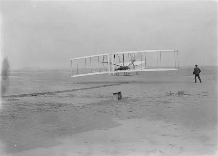 Bức ảnh chuyến bay đầu tiên trong lịch sử nhân loại chụp ngày 17/12/1903.