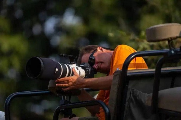 Loạt ảnh tái hiện chân thực cuộc đi săn ngựa vằn của cá sấu được Dennis Stogsdill ghi lại trong chuyến đi của ông đến Tam giác Ma cà rồng, Kenya. Bộ ảnh này mới đây đã trở thành chủ đề được quan tâm trong nhiều diễn đàn thế giới động vật.