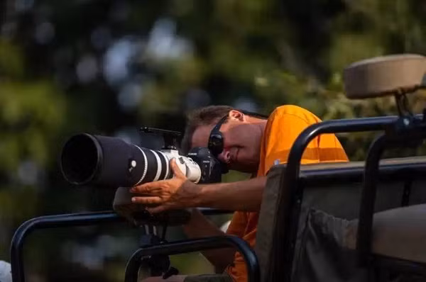 Loạt ảnh tái hiện chân thực cuộc đi săn ngựa vằn của cá sấu được Dennis Stogsdill ghi lại trong chuyến đi của ông đến Tam giác Ma cà rồng, Kenya. Bộ ảnh này mới đây đã trở thành chủ đề được quan tâm trong nhiều diễn đàn thế giới động vật.