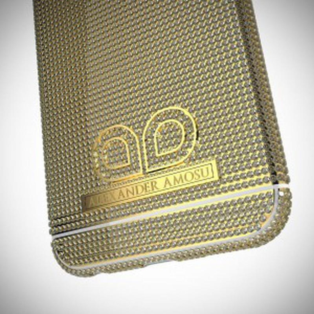 Giá của iPhone 6 sau khi "độ" là 1,7 triệu bảng (tương đương 58,3 tỷ đồng), đắt hơn cả vài chiếc siêu xe cộng lại. Được biết, Alexander Amosu mất 2 tháng để hoàn thành nên siêu phẩm này.