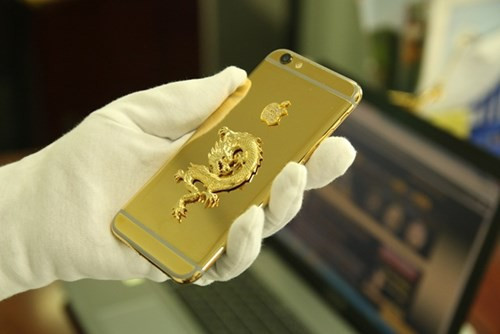 Các đại gia yêu thích "độ" iPhone 6 ở Việt Nam cũng không ngần ngại chi thêm tiền để "thay áo" cho máy. Ngoài mạ vàng, đính kim cương, một số chi tiết như logo quả táo Apple hoặc hình rồng vàng được gắn lên mặt sau của máy.