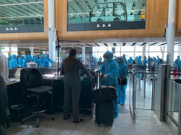 Sau 32 tiếng bay, phi công người Anh đã có mặt tại sân bay Heathrow (Anh) trong tình trạng khỏe mạnh và kết thúc hành trình về nước.