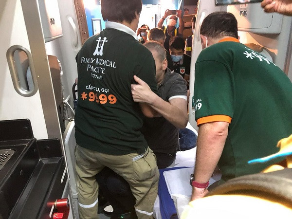 Bệnh nhân 91 hoàn toàn tỉnh táo, sức khỏe ổn định và đã điều trị khỏi Covid-19 nhưng vẫn cần sự giúp đỡ của nhân viên y tế để di chuyển sang vị trí giường nằm khác.