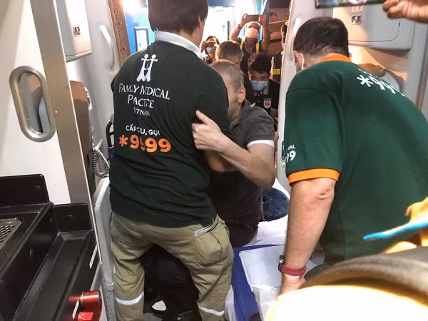 Bệnh nhân 91 hoàn toàn tỉnh táo, sức khỏe ổn định và đã điều trị khỏi Covid-19 nhưng vẫn cần sự giúp đỡ của nhân viên y tế để di chuyển sang vị trí giường nằm khác.