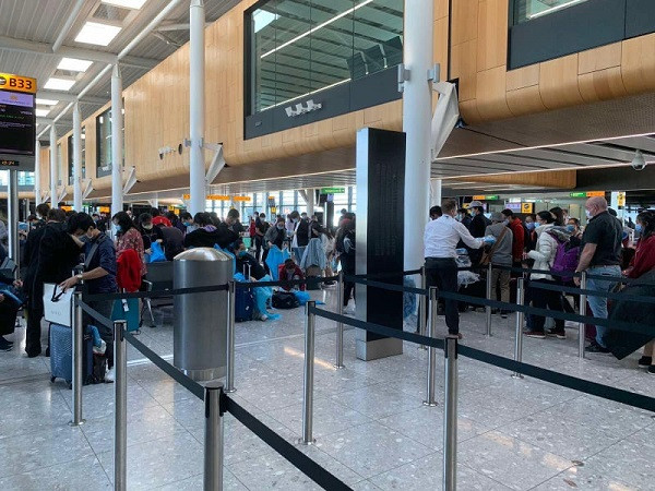 Chuyến bay đưa nam phi công hồi hương hạ cánh tại Đức, phục vụ một số hành khách quá cảnh.