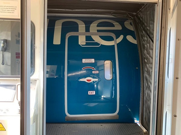 Sau khi tới Nội Bài, bệnh nhân này được xe cứu thương khác đón và chuyển thẳng qua Boeing 787-10 để về nước. Được biết đây là máy bay hiện đại nhất của Vietnam Airlines được khai thác tại Việt Nam.