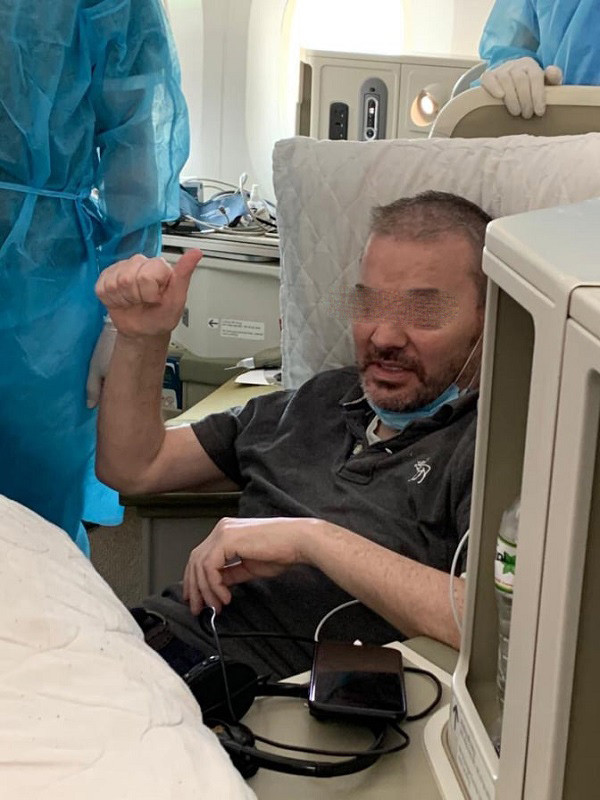 Trong suốt chuyến bay, phi công người Anh có tình trạng sức khỏe ổn định, rạng rỡ nụ cười.