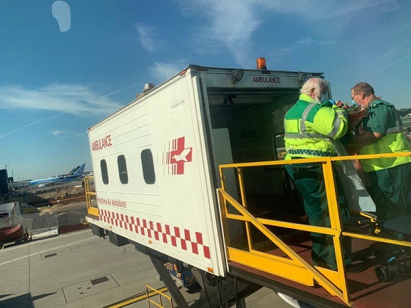 Xe cứu thương hỗ trợ vận chuyển bệnh nhân về bệnh viện địa phương tiếp tục điều trị, chăm sóc.