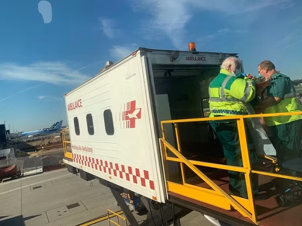 Xe cứu thương hỗ trợ vận chuyển bệnh nhân về bệnh viện địa phương tiếp tục điều trị, chăm sóc.