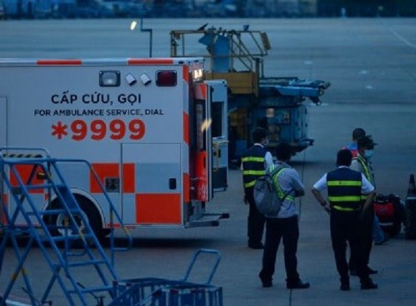 Chiều 11/7, xe cứu thương đưa phi công người Anh - bệnh nhân 91 ra sân bay Tân Sơn Nhất bắt đầu hành trình về nước. Bệnh nhân được đưa lên máy bay bằng xe nâng đặc biệt, chuyên vận chuyển bệnh nhân của công ty Dịch vụ mặt đất sân bay Việt Nam.