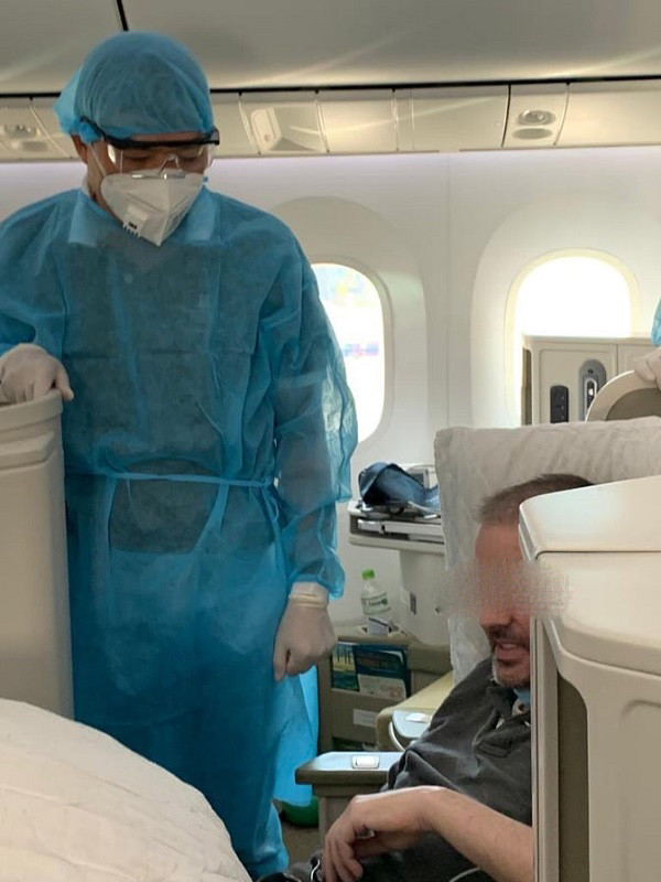 Bệnh nhân 91 được các bác sĩ và nhân viên y tế nhiệt tình chăm sóc. Các trang thiết bị y tế đều được chuẩn bị sẵn sàng đề phòng tình huống bất ngờ có thể xảy ra với nam phi công.