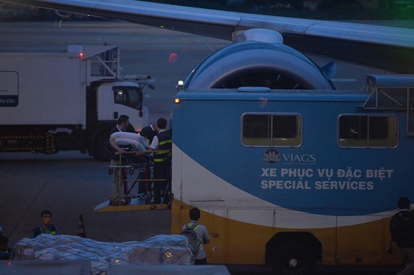 Phi công người Anh được bố trí ngồi khoang thương gia máy bay Boeing 787-9 của Vietnam Airlines cùng với bác sĩ và một điều dưỡng.