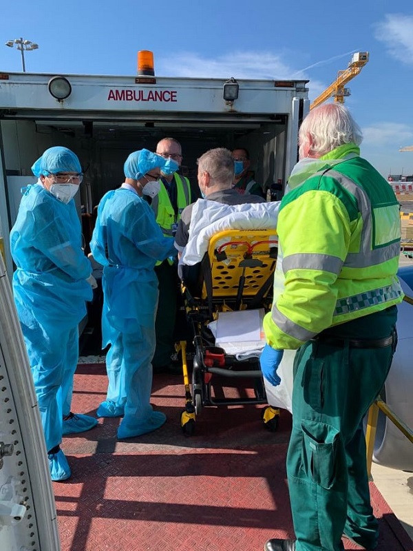 Như vậy, trải qua 116 ngày điều trị Covid-19 và phục hồi chức năng tại Bệnh viện Bệnh Nhiệt đới TP Hồ Chí Minh và Bệnh viện Chợ Rẫy, nam phi công người Anh đã khoẻ mạnh để trở về quê hương trên chính chiếc máy bay mà anh đã từng cầm lái.