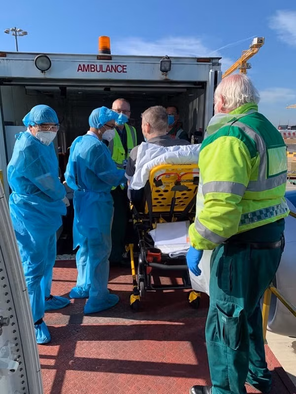 Như vậy, trải qua 116 ngày điều trị Covid-19 và phục hồi chức năng tại Bệnh viện Bệnh Nhiệt đới TP Hồ Chí Minh và Bệnh viện Chợ Rẫy, nam phi công người Anh đã khoẻ mạnh để trở về quê hương trên chính chiếc máy bay mà anh đã từng cầm lái.