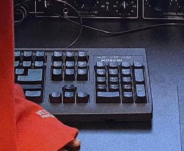 Ngoài những lời chúc tốt đẹp, ngay lập tức fan nhanh chóng soi được kha khá món đồ công nghệ mà Sơn Tùng đặt trên bàn làm việc. Nổi tiếng là ''tay chơi'' hàng hiệu, sở hữu tài sản kếch xù nhưng chàng ca sĩ quê Thái Bình lại khiến nhiều người bất ngờ khi sử dụng bàn phím Mitsumi có giá chỉ khoảng 120.000 đồng.