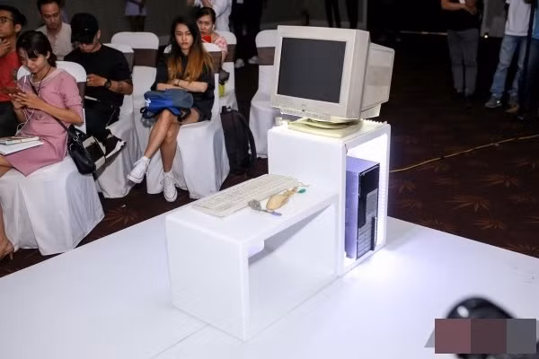 Màn hình kích thước khá lớn màu trắng do sử dụng một công nghệ gọi là CRT. Con chuột trên chiếc máy tính của Sơn Tùng ngày đó cũng là một con chuột bi lăn mà đến nay chúng đã bị ''lỗi thời'' vì sự phát triển của chuột quang.