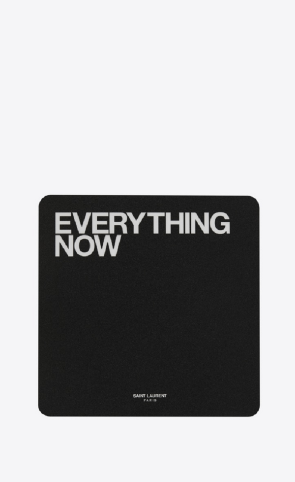 Tuy nhiên, không để các fans phải thất vọng, trái ngược với bàn phím và chuột thì lót chuột trong khung ảnh của Sơn Tùng M-TP lại thuộc hàng cực kỳ đẳng cấp.